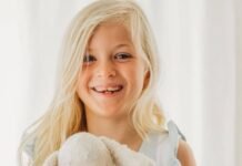 Menina de 8 anos morre após infecção rara causada por “ameba comedora de cérebro”