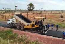 Com investimento de R$ 3,2 milhões, obra de pavimentação asfáltica avança no acesso à praia Pedra do Sal em Parnaíba