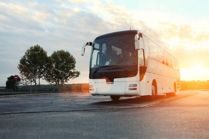 onibus-estacionado-na-estrada